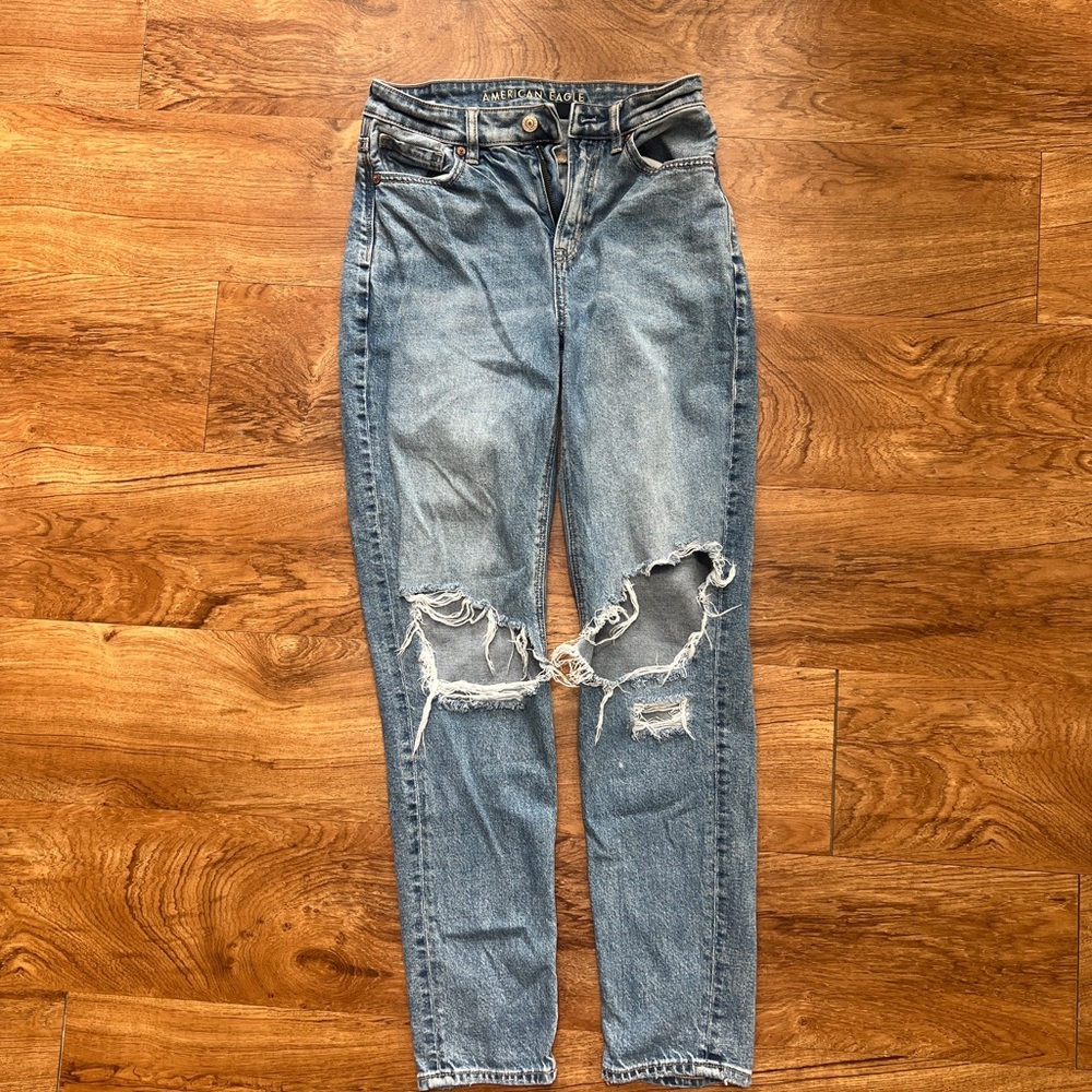American Eagle Strigid Ripped Mom Jeans